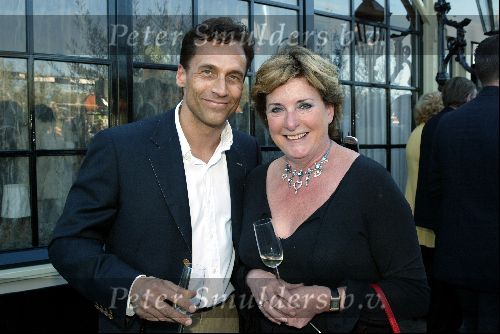 Ouderkerk aan de Ijssel 24 april 2004
Opening Klein Paardenburg in Ouderkerk aan de Amstel.
Catherine Keyl met Robert Schoemacher met gsm
