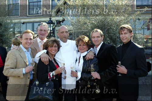 Ouderkerk aan de Ijssel 24 april 2004
Opening Klein Paardenburg in Ouderkerk aan de Amstel.
Mike Dobbinga Netty v d Veer Christine Kroonenberg Chris Looman en de chefkok