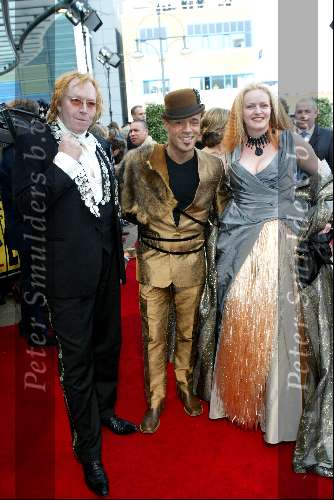 Scheveningen 4 april 2004
Premiere Lion King in Kurhaus.
Jan Aarntzen met Stanley Burlesson