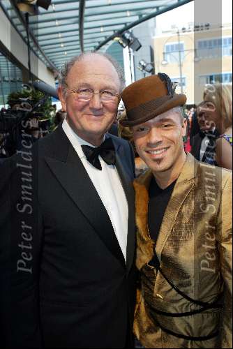 Scheveningen 4 april 2004
Premiere Lion King in Kurhaus.
Stanley Burlesson met hoed en Joop v d Ende
