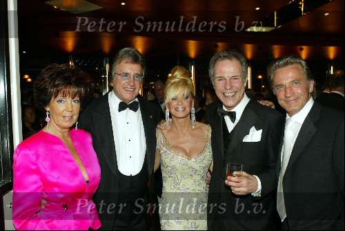 Scheveningen 4 april 2004
Premiere Lion King in Kurhaus.
Lee Towers met vrouw, Connie Breyukhoven met Hans Breukhoven en Jos Brink