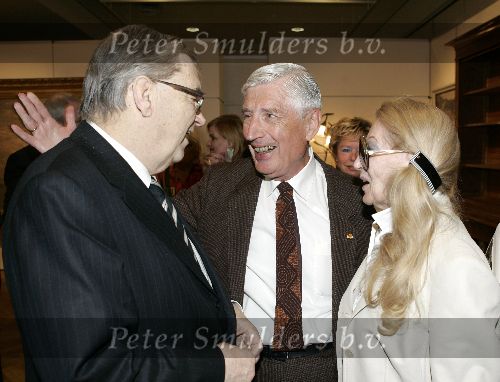 Amsterdam 24 februari 2005
Presentatie boek Thomas Lepeltak bij Sotheby\'s
Dries v Agt met  oud minister ,,