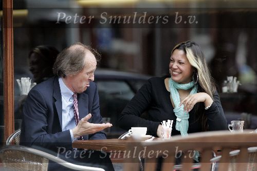 Amsterdam 28 april 2005
Advocaat kalff op terras met jonge vrouw
Peter Smulders bv