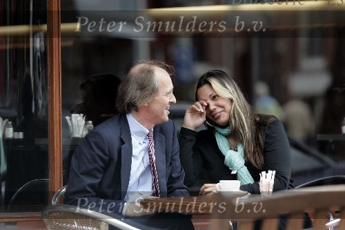 Amsterdam 28 april 2005
Advocaat kalff op terras met jonge vrouw
Peter Smulders bv