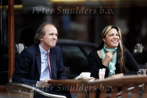 Amsterdam 28 april 2005
Advocaat kalff op terras met jonge vrouw
Peter Smulders bv