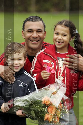 Amsterdam 9 april 2005
AFC 3 wordt kampioen.   Ruud Gullit met Maxim en Joelle
Peter Smulders bv