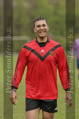 Amsterdam 9 april 2005
AFC 3 wordt kampioen. AFC met Ruud Gullit Stanley Menzo, Aron Winter, Johnny v t Schip, Marco v Basten (nummer 14), John Ewbank en Duncan Stutterheim. Ruud met zwar bandje en wit bandje.
Peter Smulders bv