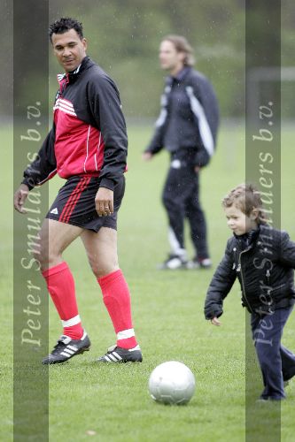 Amsterdam 9 april 2005
AFC 3 wordt kampioen.   Maxim Gullit voetballen en Ruud Gullit
Peter Smulders bv