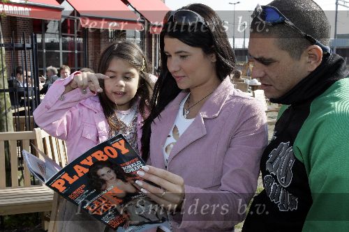 Amsterdam 22 april 2005
Laura Vina (nicht Maxima) lezend in Playboy met man Sebastian en dochter Camilla