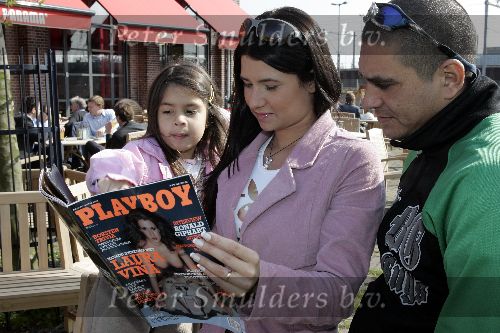 Amsterdam 22 april 2005
Laura Vina (nicht Maxima)lezend in Playboy  met man Sebastian en dochter Camilla