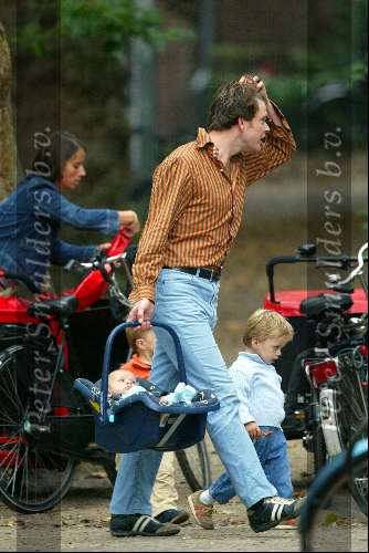 Amsterdam 5 september 2003
Beau v Erven Dorens met zijn vrouw Selly en zijn 3 kinderen in het vondelpark op de fiets