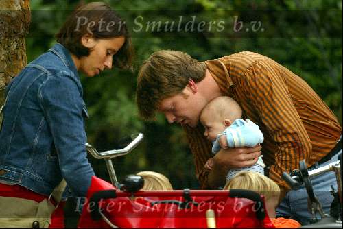 Amsterdam 5 september 2003
Beau v Erven Dorens met zijn vrouw Selly en zijn 3 kinderen in het vondelpark op de fiets