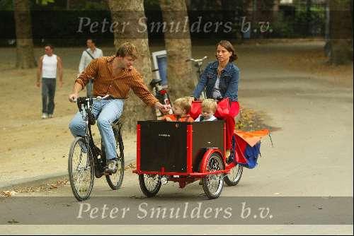 Amsterdam 5 september 2003
Beau v Erven Dorens met zijn vrouw Selly en zijn 3 kinderen in het vondelpark op de fiets