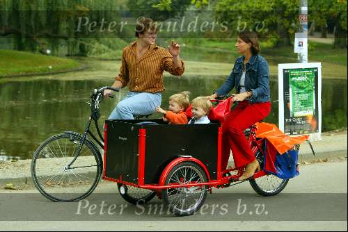 Amsterdam 5 september 2003
Beau v Erven Dorens met zijn vrouw Selly en zijn 3 kinderen in het vondelpark op de fiets