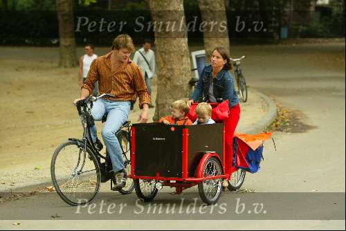 Amsterdam 5 september 2003
Beau v Erven Dorens met zijn vrouw Selly en zijn 3 kinderen in het vondelpark op de fiets