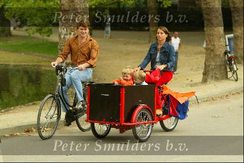 Amsterdam 5 september 2003
Beau v Erven Dorens met zijn vrouw Selly en zijn 3 kinderen in het vondelpark op de fiets