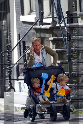 Amsterdam 22 juli 2003

zoontjes van beau v erven dorens


Peter Smulders bv