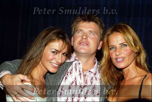 Hilversum 25 september 2003

Uitreiking van de gouden beelden in studio 21
beau v erven dorens met irene v d laar en mariska hulscher

Peter Smulders bv