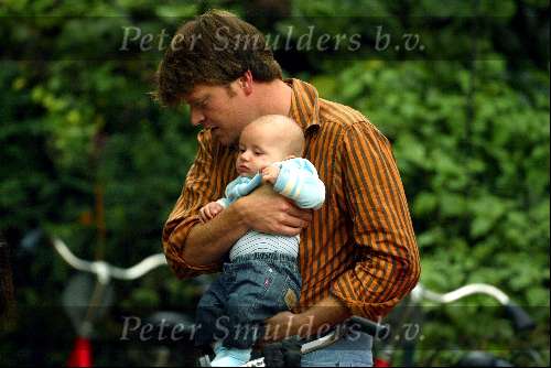 Amsterdam 5 september 2003
Beau v Erven Dorens met zijn vrouw Selly en zijn 3 kinderen in het vondelpark op de fiets