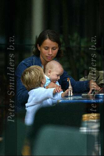Amsterdam 5 september 2003
Beau v Erven Dorens met zijn vrouw Selly en zijn 3 kinderen in het vondelpark op de fiets