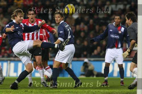 Eindhoven, 17 December 2005
Kompetiewedstrijd seizoen 2005/2006 
PSV-Willem II eindstand 4-1
Arvid Smit verdedigt een corner voor het doel weg
© Foto Bart Bel