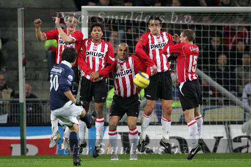 Eindhoven, 17 December 2005
Kompetiewedstrijd seizoen 2005/2006 
PSV-Willem II eindstand 4-1
Csaba Feher zijn vrije trap komt in de muur van PSV
© Foto Bart Bel