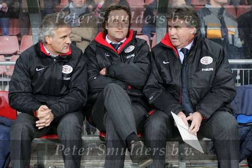 Eindhoven, 17 December 2005
Kompetiewedstrijd seizoen 2005/2006 
PSV-Willem II eindstand 4-1
VLNR: Fred Rutten, Rene Eijkelkamp, Guus Hiddink
© Foto Bart Bel