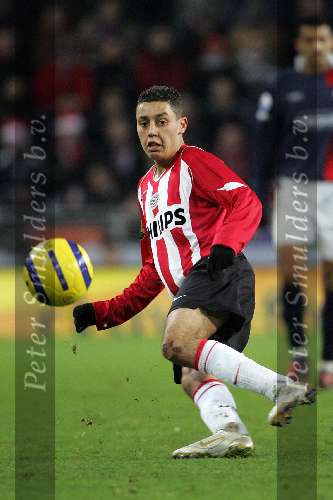Eindhoven, 17 December 2005
Kompetiewedstrijd seizoen 2005/2006 
PSV-Willem II eindstand 4-1
Ismail Aissati Schuift weg bij het geven van een pass naar voren, omdat het veld erg glad was
© Foto Bart Bel