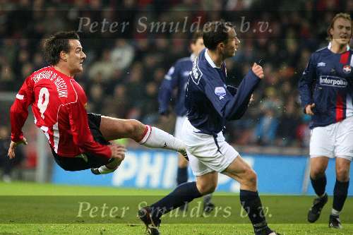 Eindhoven, 17 December 2005
Kompetiewedstrijd seizoen 2005/2006 
PSV-Willem II eindstand 4-1
Jan Vennegoor of Hesselink scoort hier met een halve omhaal 2-1
© Foto Bart Bel