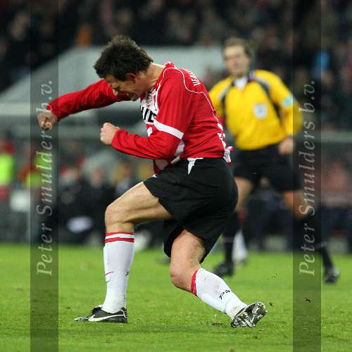 Eindhoven, 17 December 2005
Kompetiewedstrijd seizoen 2005/2006 
PSV-Willem II eindstand 4-1
an Vennegoor of Hesselink viert zijn 2de doelpunt
© Foto Bart Bel