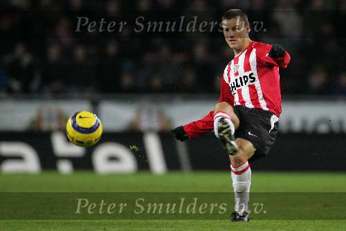 Eindhoven, 17 December 2005
Kompetiewedstrijd seizoen 2005/2006 
PSV-Willem II eindstand 4-1
Jason culina heeft overzicht en geeft een pass in de diepte
© Foto Bart Bel