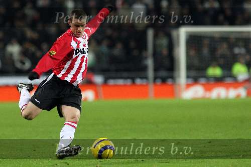 Eindhoven, 17 December 2005
Kompetiewedstrijd seizoen 2005/2006 
PSV-Willem II eindstand 4-1
Jason Culina geeft een voorzet aan Jan Vennegoor of Hesselink
© Foto Bart Bel