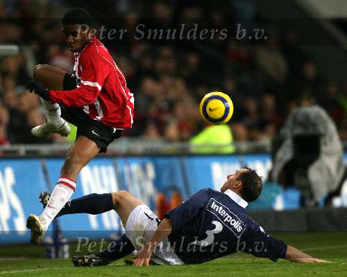 Eindhoven, 17 December 2005
Kompetiewedstrijd seizoen 2005/2006 
PSV-Willem II eindstand 4-1
Jefferson Farfan ontwijkt een tackle van Albert van der Haar
© Foto Bart Bel