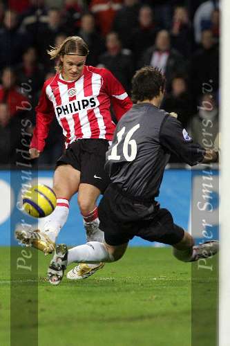 Eindhoven, 17 December 2005
Kompetiewedstrijd seizoen 2005/2006 
PSV-Willem II eindstand 4-1
Mika Vyrynen Passeert Doelman Peter Zois 4-1
© Foto Bart Bel