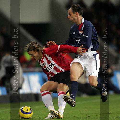 Eindhoven, 17 December 2005
Kompetiewedstrijd seizoen 2005/2006 
PSV-Willem II eindstand 4-1
Mika Vyrynen in duel met zijn tegenstander schermt de bal af
© Foto Bart Bel