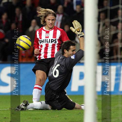 Eindhoven, 17 December 2005
Kompetiewedstrijd seizoen 2005/2006 
PSV-Willem II eindstand 4-1
Mika Vyrynen shiet de bal naast doelman Zois en scoort daarmee de 4-1
© Foto Bart Bel