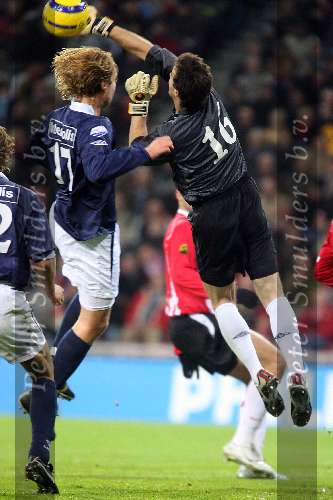 Eindhoven, 17 December 2005
Kompetiewedstrijd seizoen 2005/2006 
PSV-Willem II eindstand 4-1
Peter Zois tikt de bal uit zijn doelgebied weg voordat de spitsen gevaarlijk kunnen worden
© Foto Bart Bel