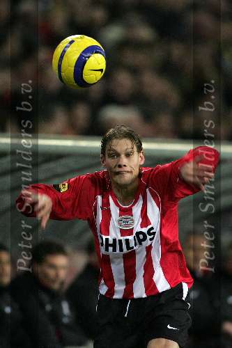 Eindhoven, 17 December 2005
Kompetiewedstrijd seizoen 2005/2006 
PSV-Willem II eindstand 4-1
Theo Lucius gooit de bal weer in het veld
© Foto Bart Bel