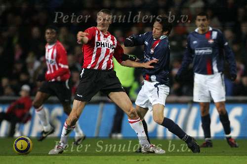 Eindhoven, 17 December 2005
Kompetiewedstrijd seizoen 2005/2006 
PSV-Willem II eindstand 4-1
Timmy simons in duel met zijn tegenstander
© Foto Bart Bel