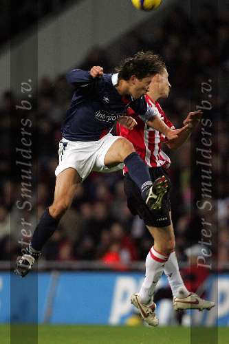 Eindhoven, 17 December 2005
Kompetiewedstrijd seizoen 2005/2006 
PSV-Willem II eindstand 4-1
Timmy Simons in kopduel met Martijn Reuser
© Foto Bart Bel