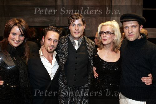 Den Bosch 19 december 2004
Premiere de Jantjes in de Parade
Lieke v Lexmond Christoph Haddad Koert Jan de Bruijn Jette v d Meij en Hugo Metsers III
Peter Smulders bv