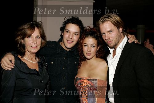 Den Bosch 19 december 2004
Premiere de Jantjes in de Parade
Katja Schuurman met Thijs Romer en Mike en moeder John Ewbank
Peter Smulders bv