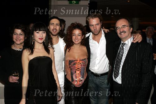 Den Bosch 19 december 2004
Premiere de Jantjes in de Parade
Katja Schuurman met Thijs Romer Birgit Schuurman met Arne en ouders
Peter Smulders bv