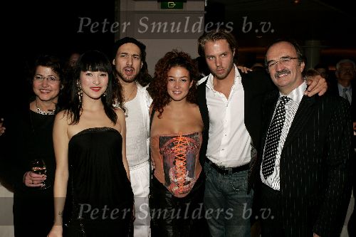 Den Bosch 19 december 2004
Premiere de Jantjes in de Parade
Katja Schuurman met Thijs Romer Birgit Schuurman met Arne en ouders
Peter Smulders bv