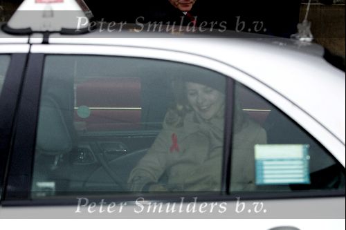 Amsterdam 1 november 2004
Prins Claus prijzen in het paleis op de dam.
Mabel Wisse Smit met aids  embleem op jas in taxi
Peter Smulders bv
