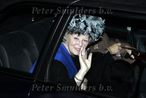 Leiden 8 februari 2005
konigin Beatrix krijgt ere doctoraal .  
Peter Smulders bv