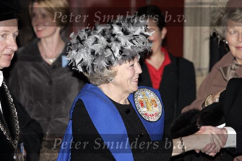 Leiden 8 februari 2005
konigin Beatrix krijgt ere doctoraal 
Peter Smulders bv
