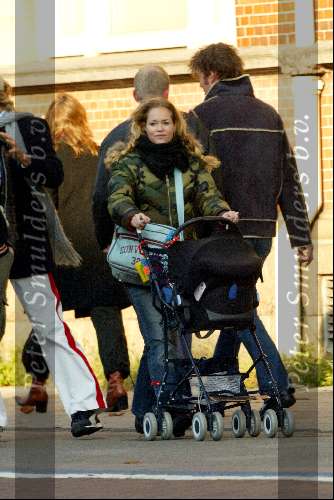 Amsterdam 8 november 2003
Guusje Nederhorst wandelend met kinderwagen
Waarschijnlijk een van haar laatste foto\\\'s
