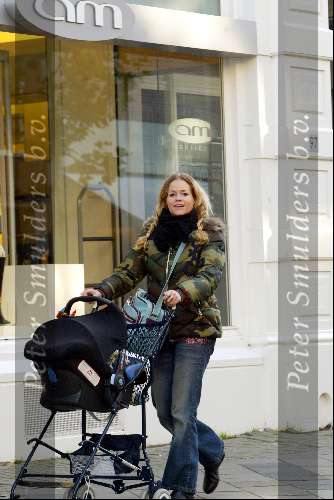 Amsterdam 8 november 2003
Guusje Nederhorst wandelend met kinderwagen
Waarschijnlijk een van haar laatste foto\\\'s