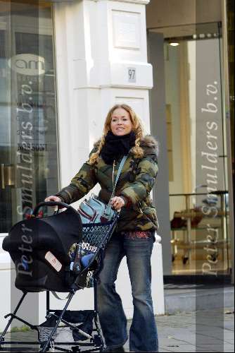Amsterdam 8 november 2003
Guusje Nederhorst wandelend met kinderwagen
Waarschijnlijk een van haar laatste foto\\\'s